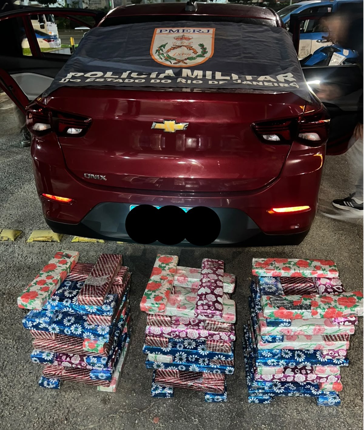 Homem é preso com 68 kg de maconha escondidos em fundo falso de carro em São Pedro da Aldeia 