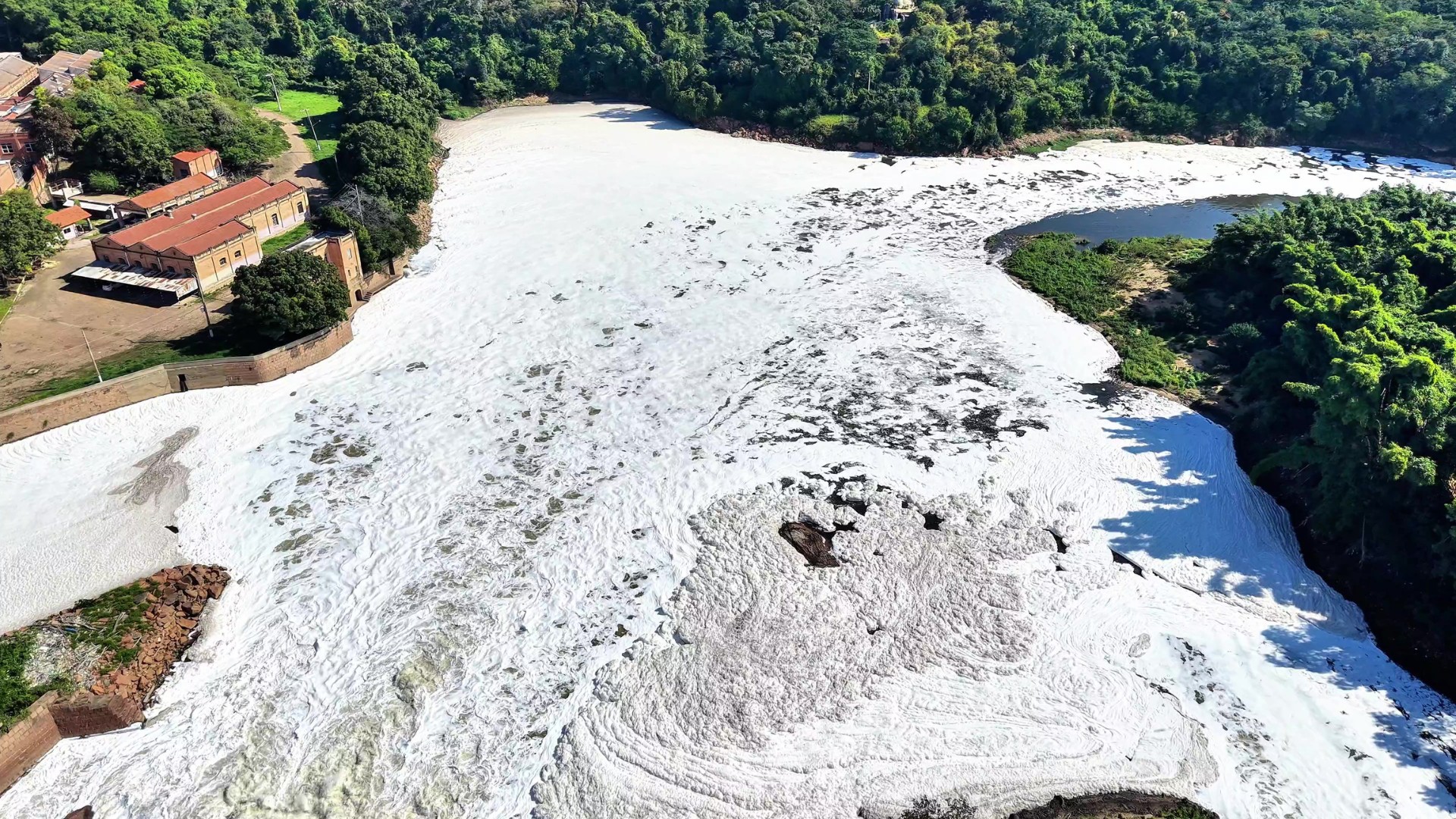 'Mar de espuma' branca volta a cobrir o Rio Tietê em Salto; veja imagens