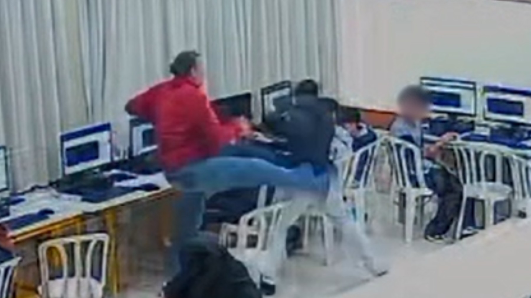 VÍDEO: professor é filmado agredindo aluno com chutes e empurrões dentro de sala de aula, em Ponta Grossa