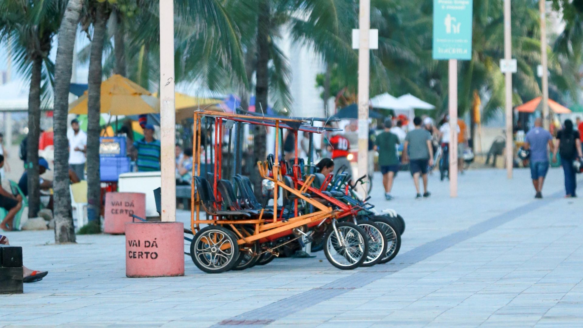 Triciclos e patinetes elétricos terão circulação suspensa no calçadão da Beira-Mar após reordenamento, diz secretário