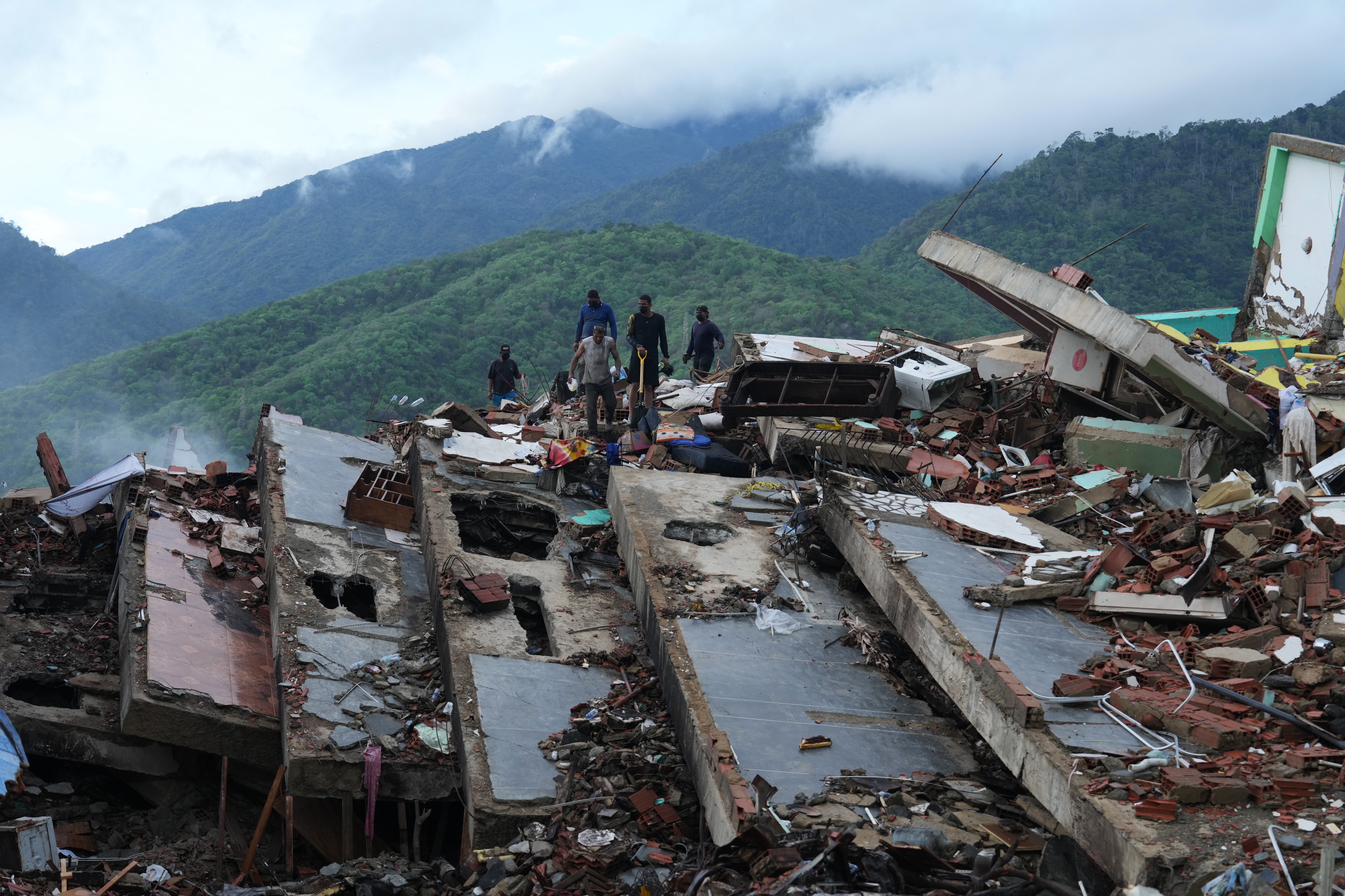 Número de mortes por terremoto na Venezuela sobre para 2.295