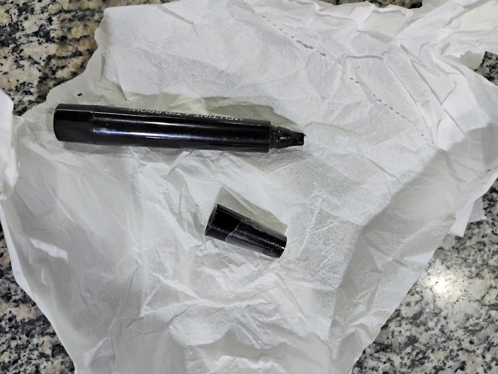 Lápis de sobrancelha usado nas agressões — Foto: Reprodução