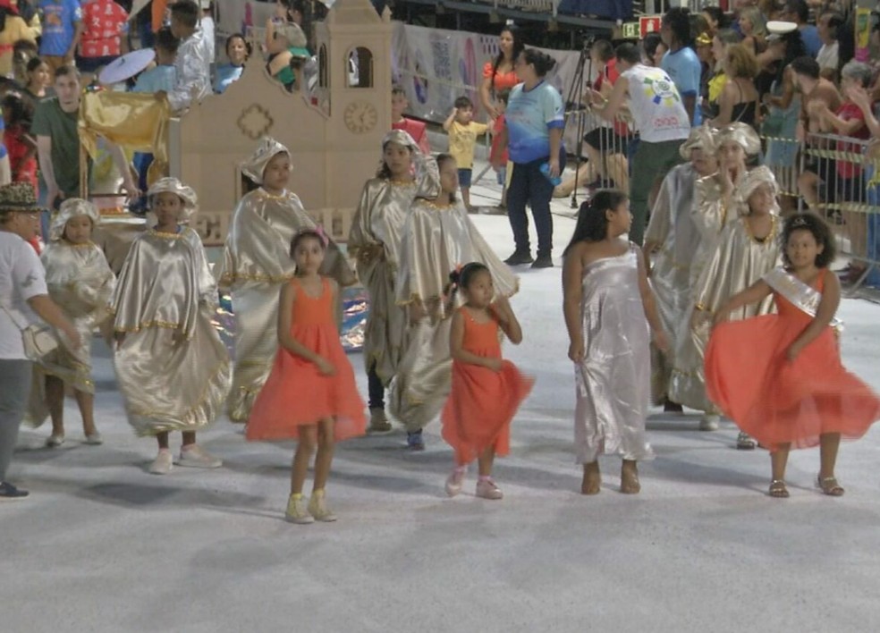 Crianças desfilando pela Herdeiros do Samba.  Foto: David Melo