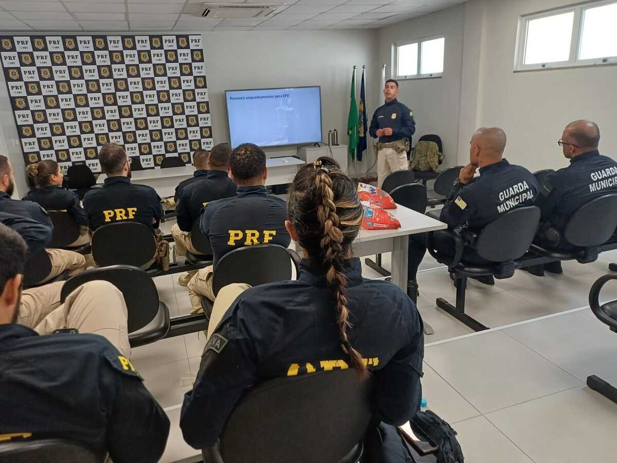 PRF promove treinamento de combate a fraudes veiculares, em Barra Mansa