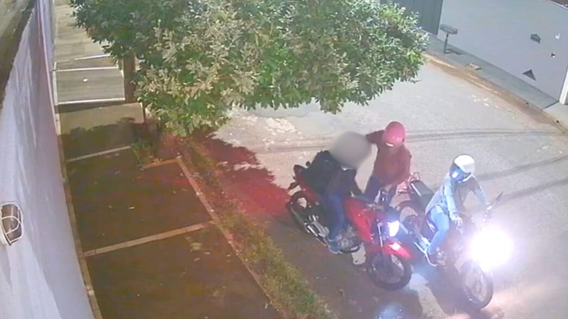 VÍDEO: Jovem é seguida por dupla armada e tem moto roubada enquanto voltava para casa em Uberlândia