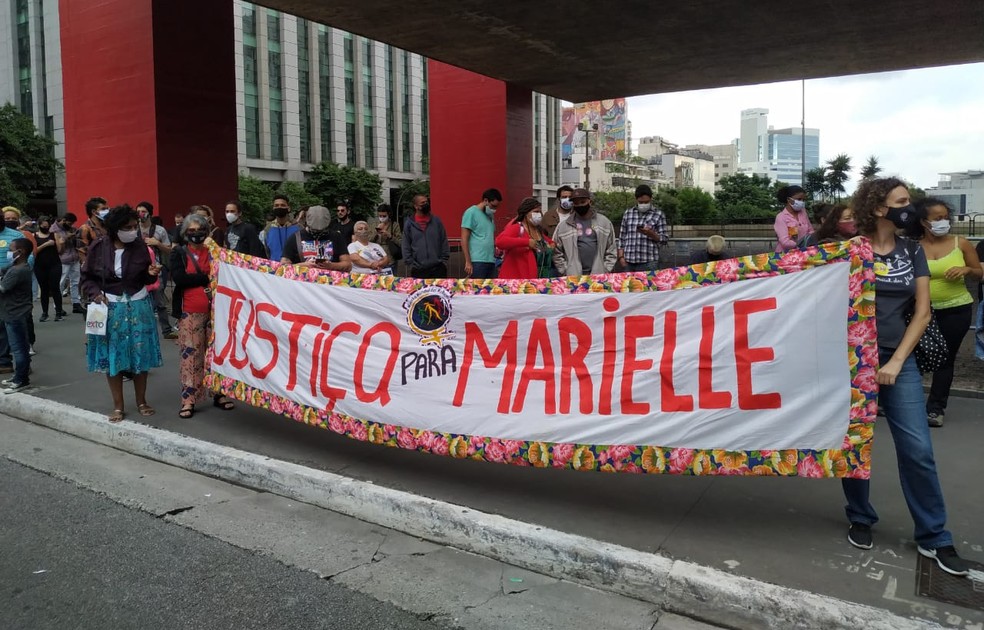 Manifestantes invadem Carrefour em SP durante protesto contra morte no RS -  20/11/2020 - UOL Notícias