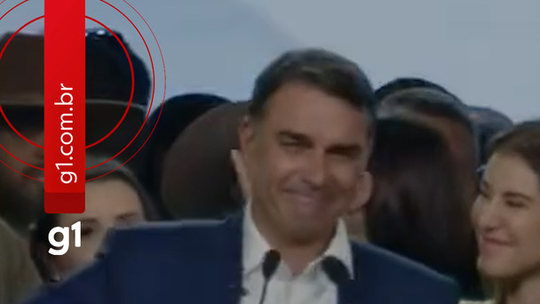 Flávio Bolsonaro agradece Michelle por apoio e chora ao falar do pai