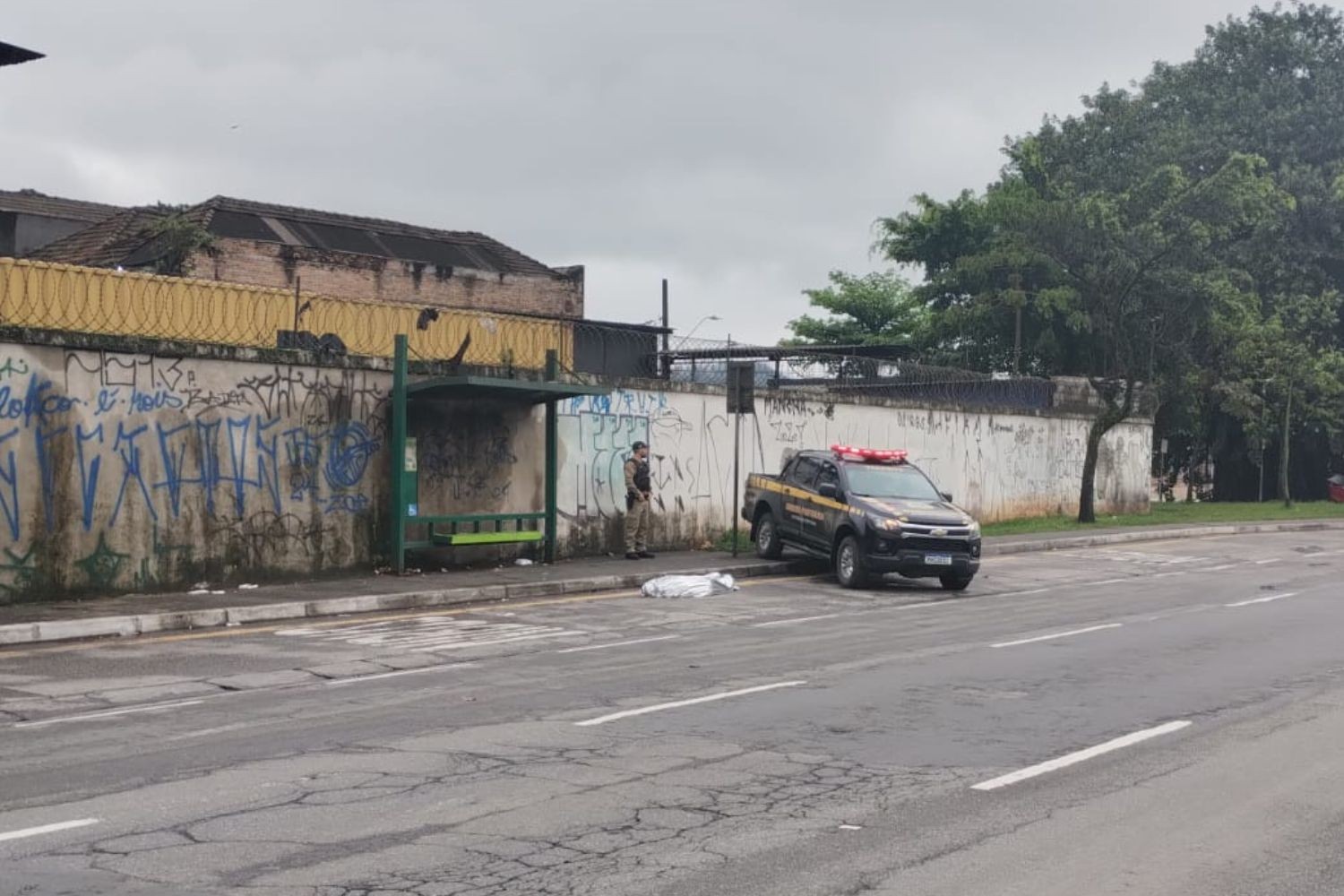 Homem é encontrado morto em recuo de ponto de ônibus no litoral de SP