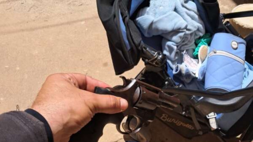Carrinho de bebê é usado como esconderijo de arma e droga em Pacatuba. — Foto: Polícia Militar/ Divulgação