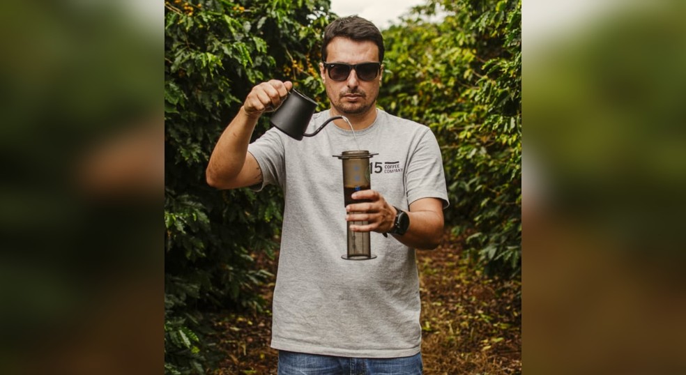 2 de 7
Daniel Carvalho, de Sorocaba (SP), &eacute; especialista em caf&eacute; e explica como identificar notas sensoriais da bebida &mdash; Foto: Arquivo pessoal