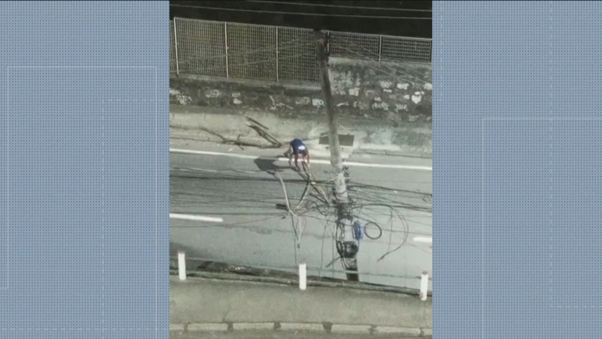 VÍDEO: ladrões jogam galhos na pista para assaltar motoristas na Zona Norte do Rio