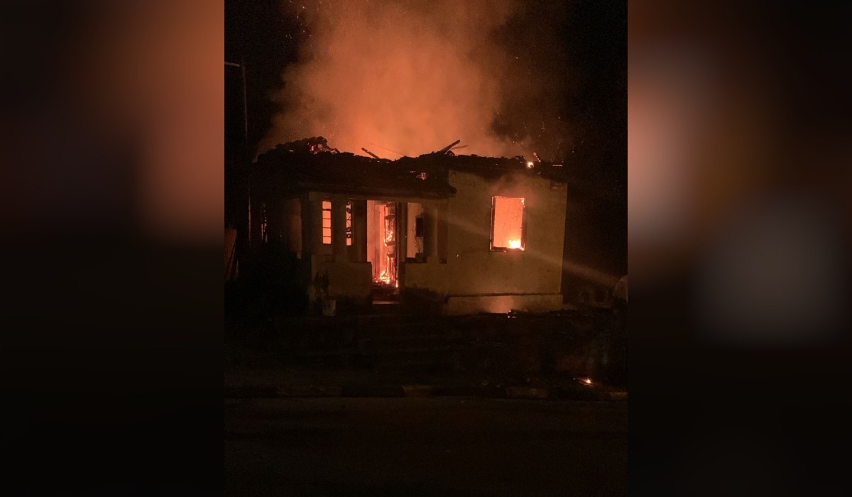 Casa fica destruída após incêndio em São Miguel Arcanjo