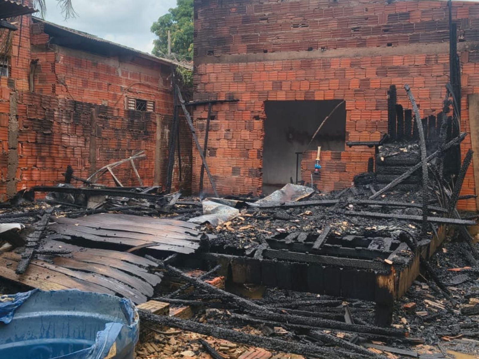 Casa de madeira é destruída por incêndio em Rio Branco; não houve feridos