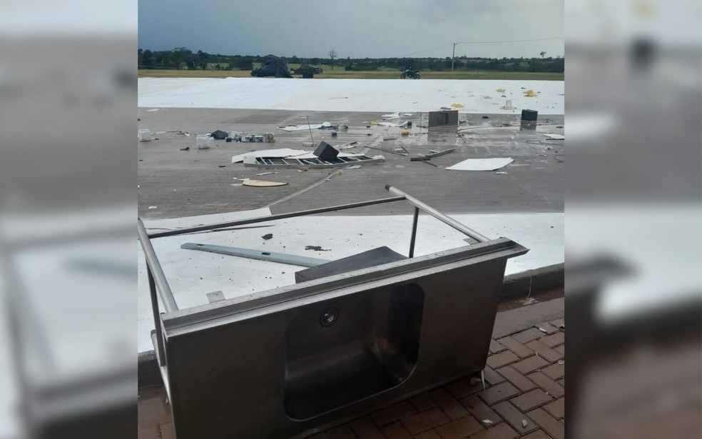Ventania e chuva causam estragos em Andradina (SP) &mdash; Foto: Imagens cedidas / Hoje Mais Andradina