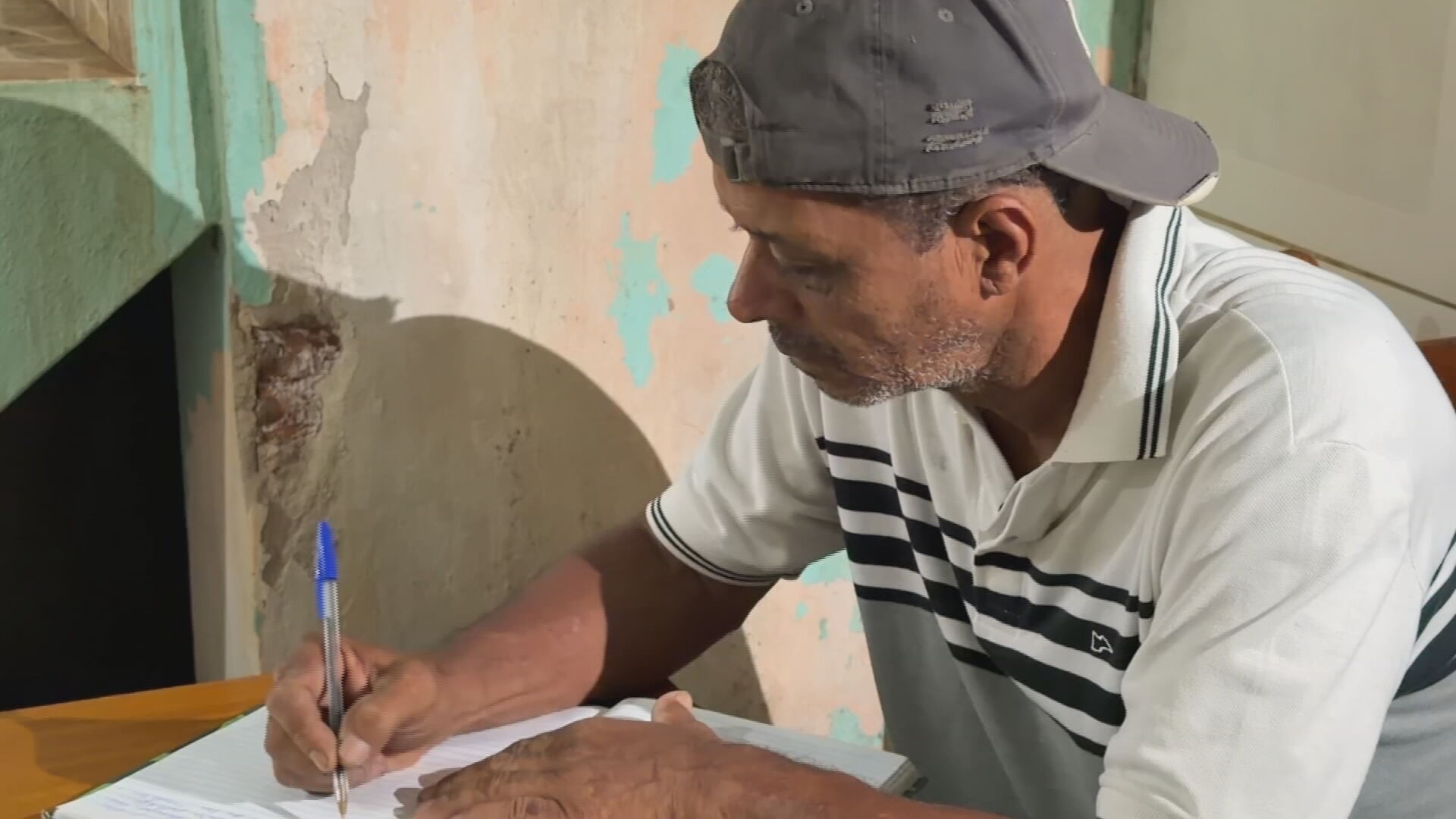 Pedreiro que trabalha desde os 11 anos se inspira em histórias contadas pela mãe e vira escritor
