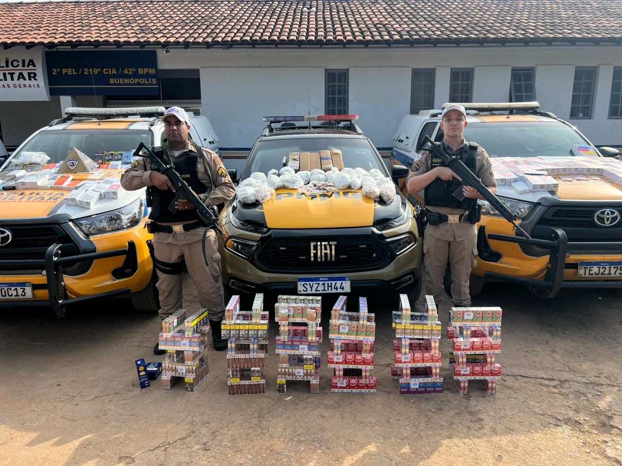 Polícia apreende 11 mil papelotes de cocaína, cerca de 10 quilos de maconha e produtos estrangeiros em caminhão na BR-135