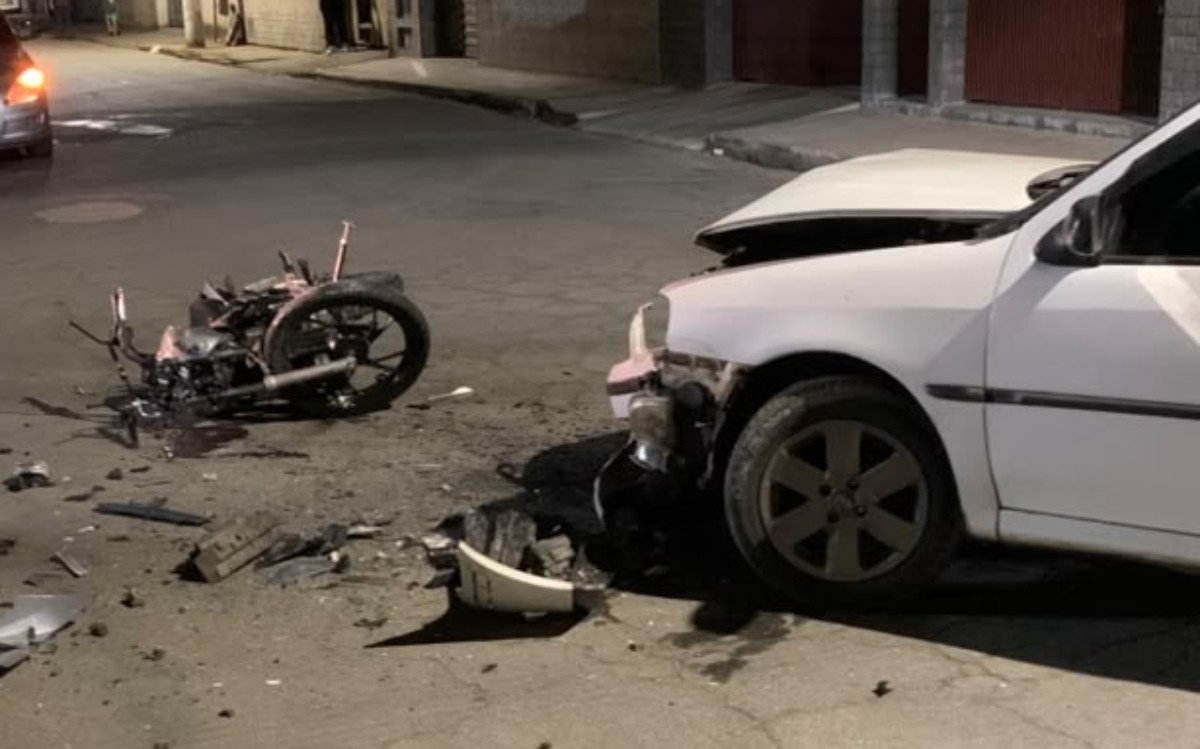 Jovem fica ferido em acidente entre carro e moto em Barra Mansa