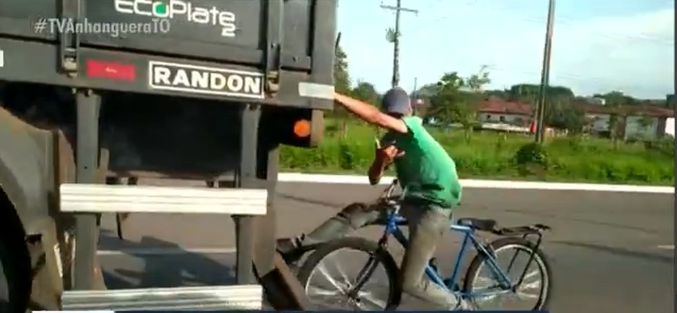 Jovem acena para câmera ao ser flagrado pegando 'rabeira' em caminhão na  BR-153; VÍDEO | Tocantins | G1