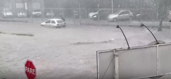 Água de chuva invade Hospital Municipal de São José dos Campos, que registra alagamentos