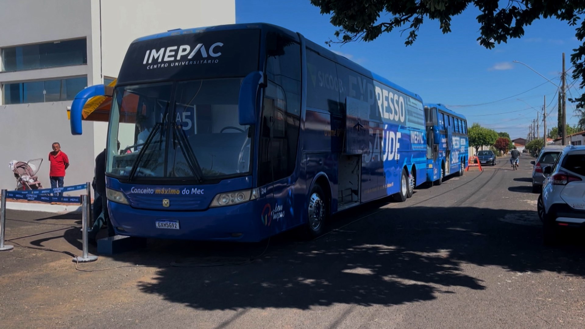 Integração na Universidade: ônibus são transformados em consultórios para moradores de bairros que não têm unidade de saúde em Araguari