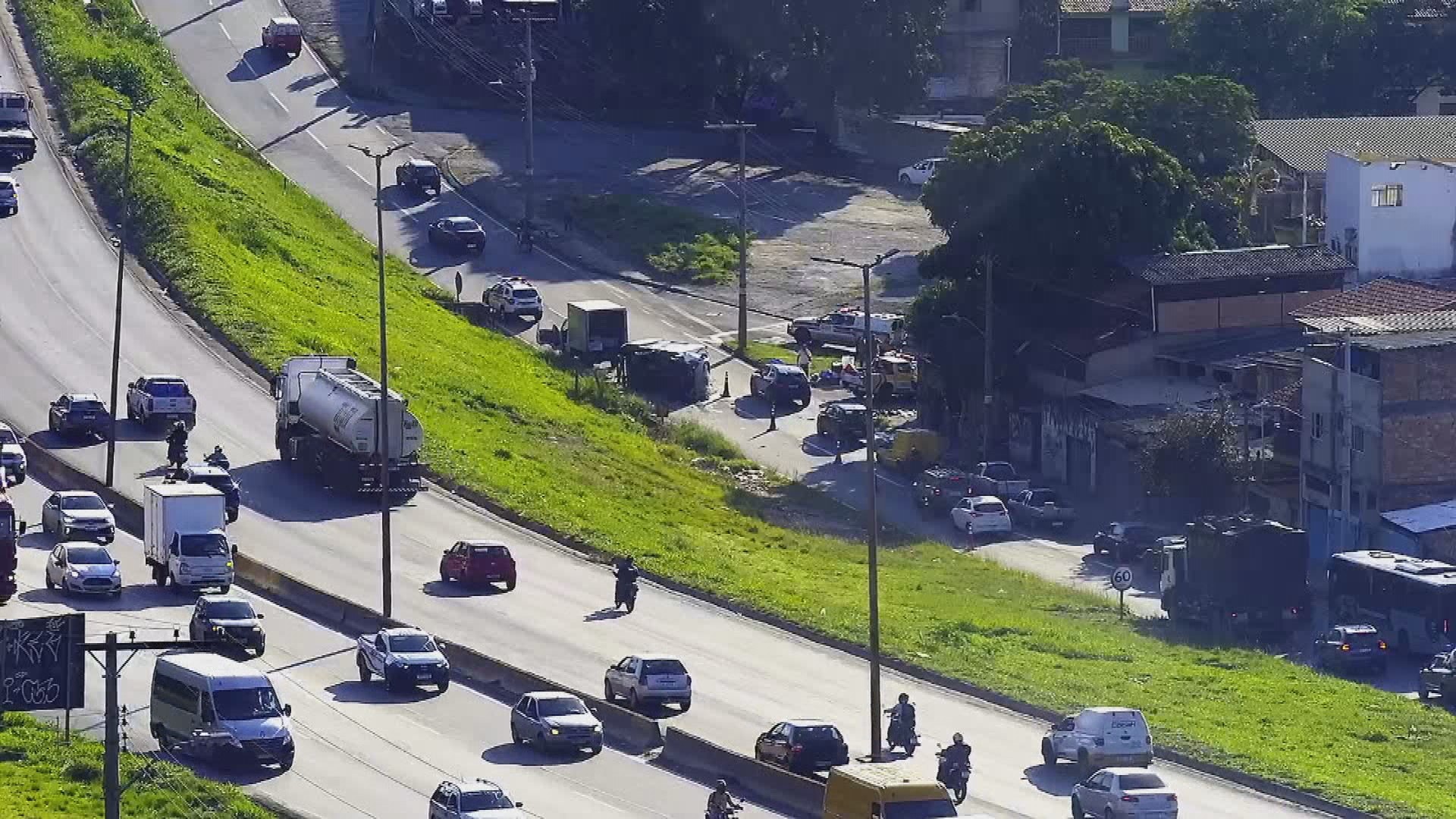 Caminhão carregado com itens de festa tomba no Anel Rodoviário de BH, e carga é saqueada; VÍDEO