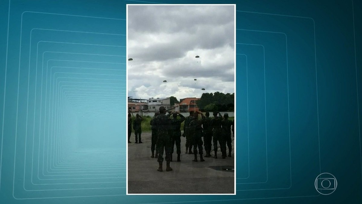 Capitão do Exército cai de paraquedas em um telhado na cidade de