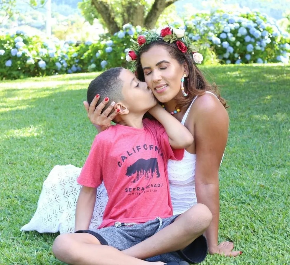 Davi e a mãe Lilia, na Bahia — Foto: Arquivo Pessoal