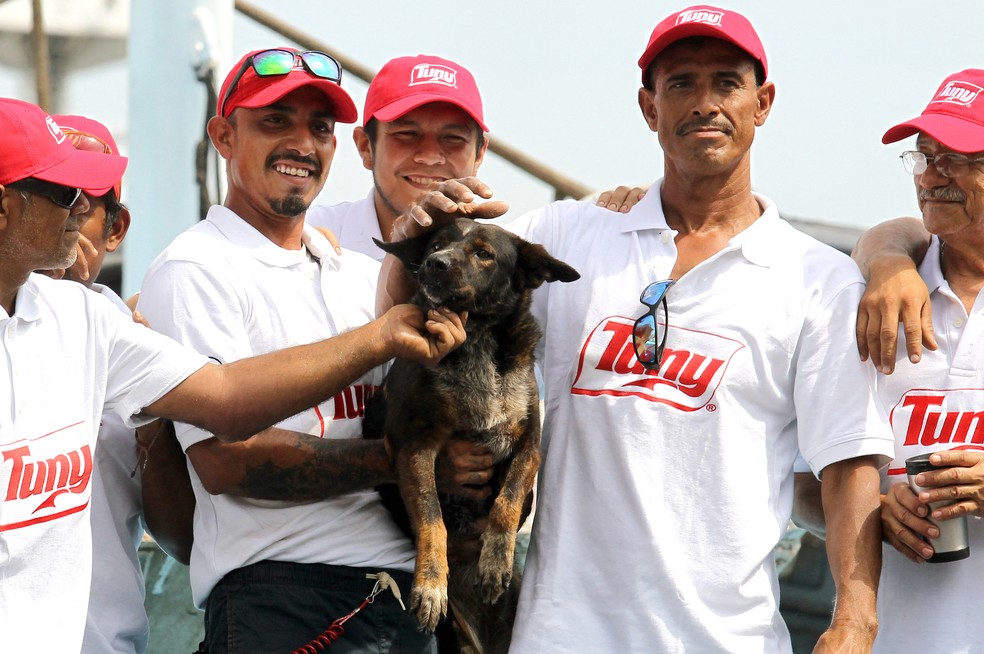 Pescadores mexicanos que resgataram um australiano e a cachorra no mar mostram o animal — Foto: Ulises Ruiz/AFP
