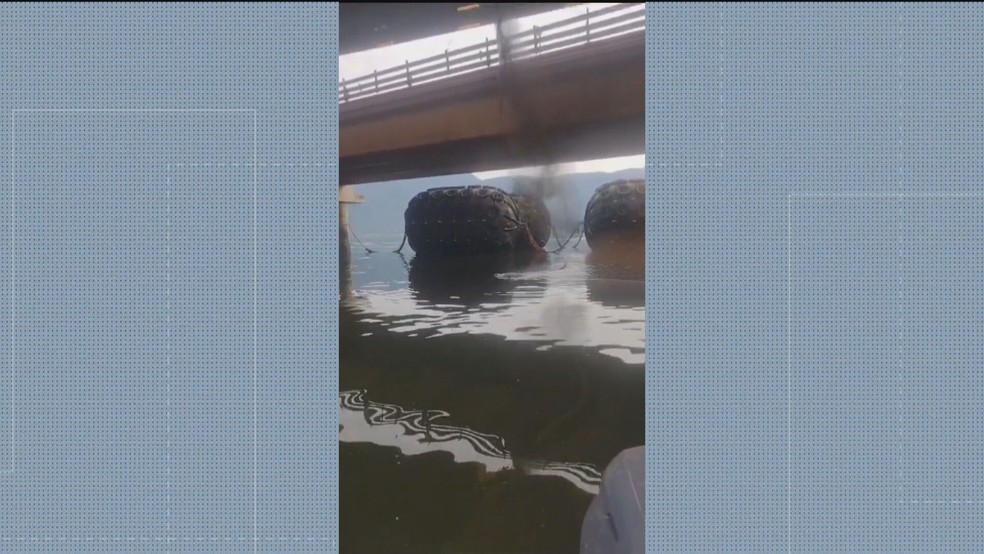 Minério vazando para dentro da Baía de Sepetiba — Foto: Reprodução/TV Globo
