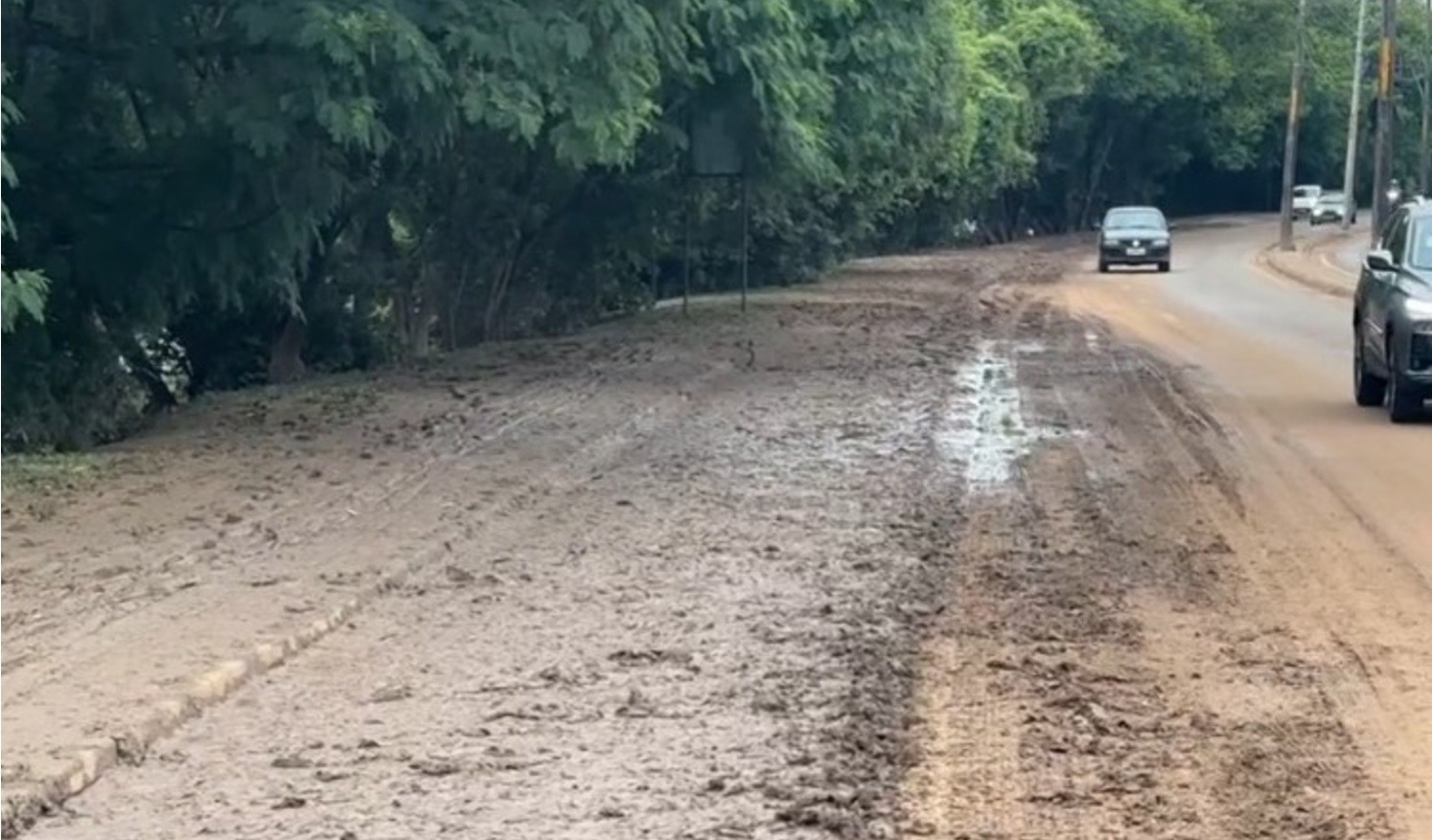 Com trânsito liberado mas sem limpeza completa, Estrada do Bongue tem acidente e manobras arriscadas em meio à lama após Rio Piracicaba transbordar 