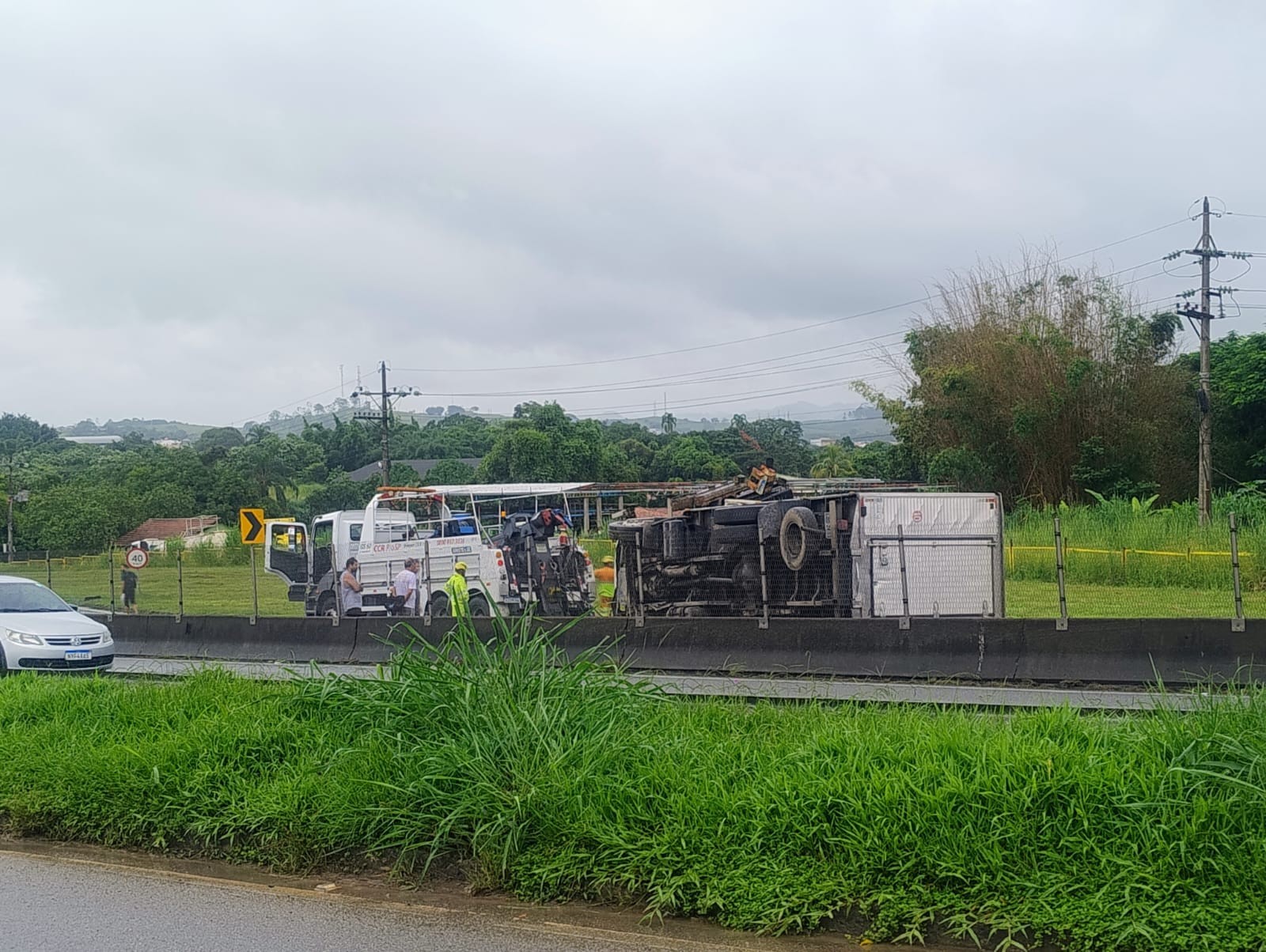 Caminhão tomba e causa transtornos na Via Dutra, em Porto Real