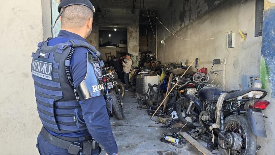 Polícia Civil e Guarda Municipal desarticulam desmanche clandestino de motos em Santos