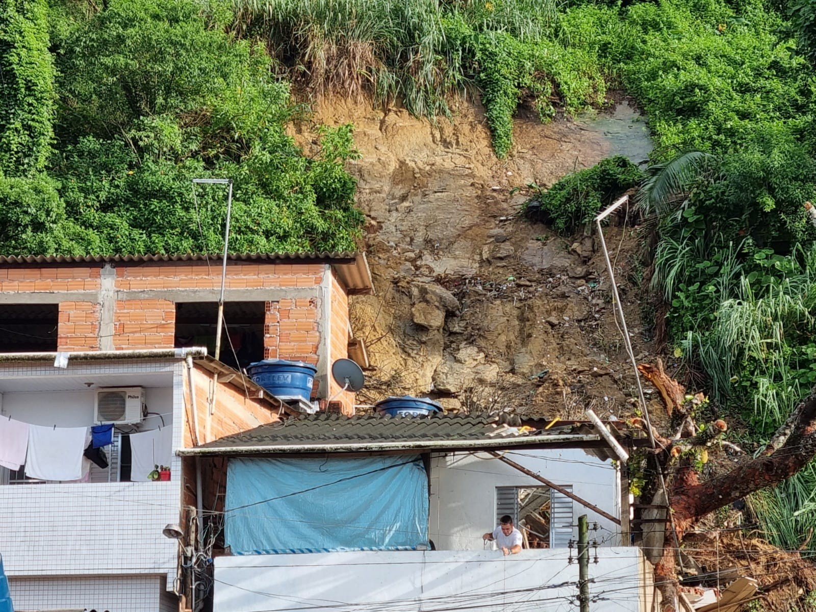 Justiça condena prefeitura de Guarujá a pagar R$ 60 mil a família que perdeu tudo em deslizamento