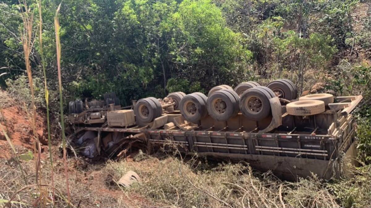 Caminhão carregado com fertilizantes capota às margens de rodovia e motorista morre