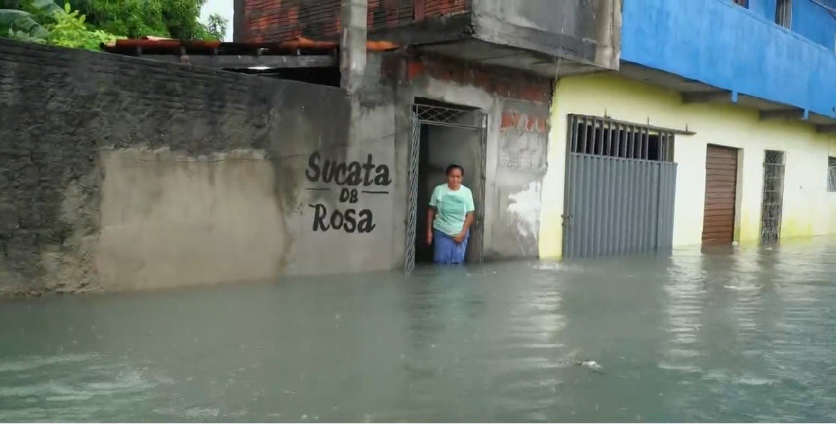 Chuva causa alagamentos e deixa vias intransitáveis em Natal