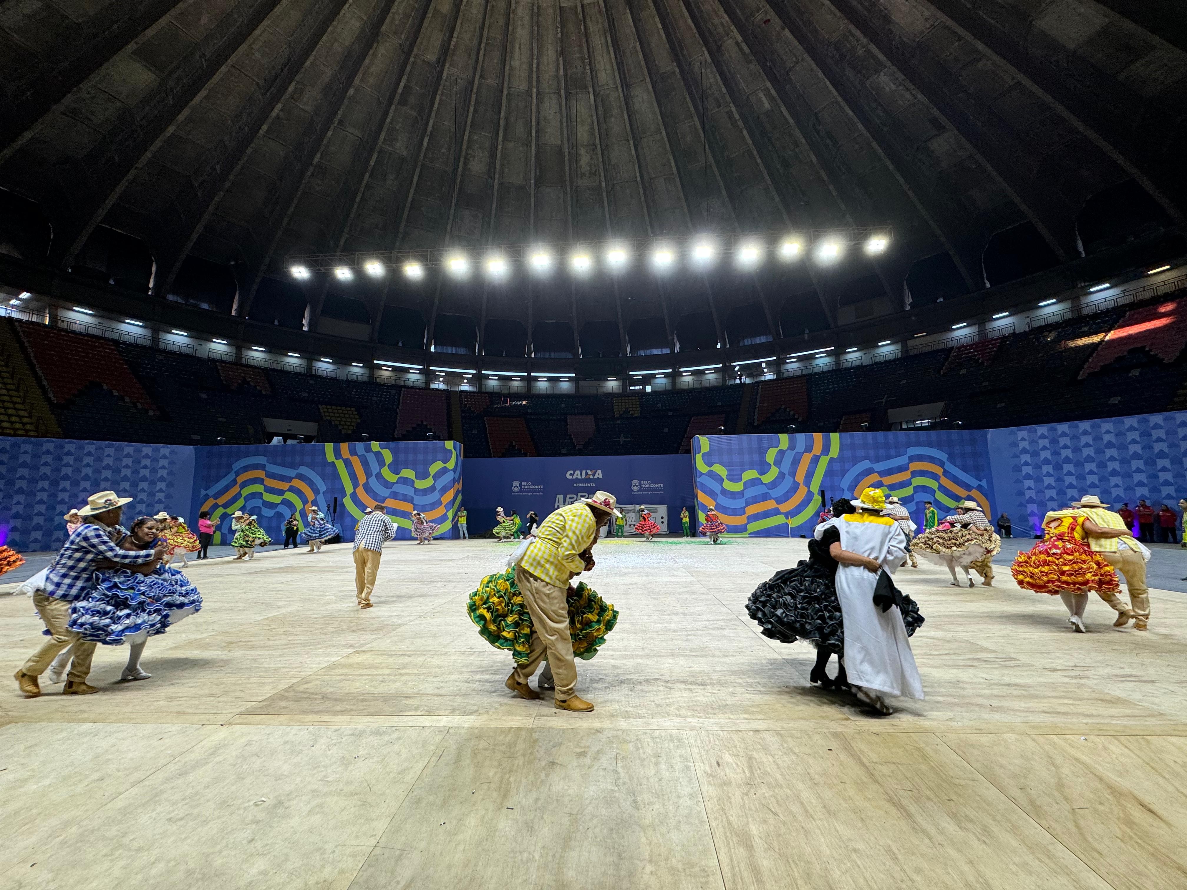Um ano de preparo para 25 minutos de show: conheça os bastidores das quadrilhas do Arraial de Belô