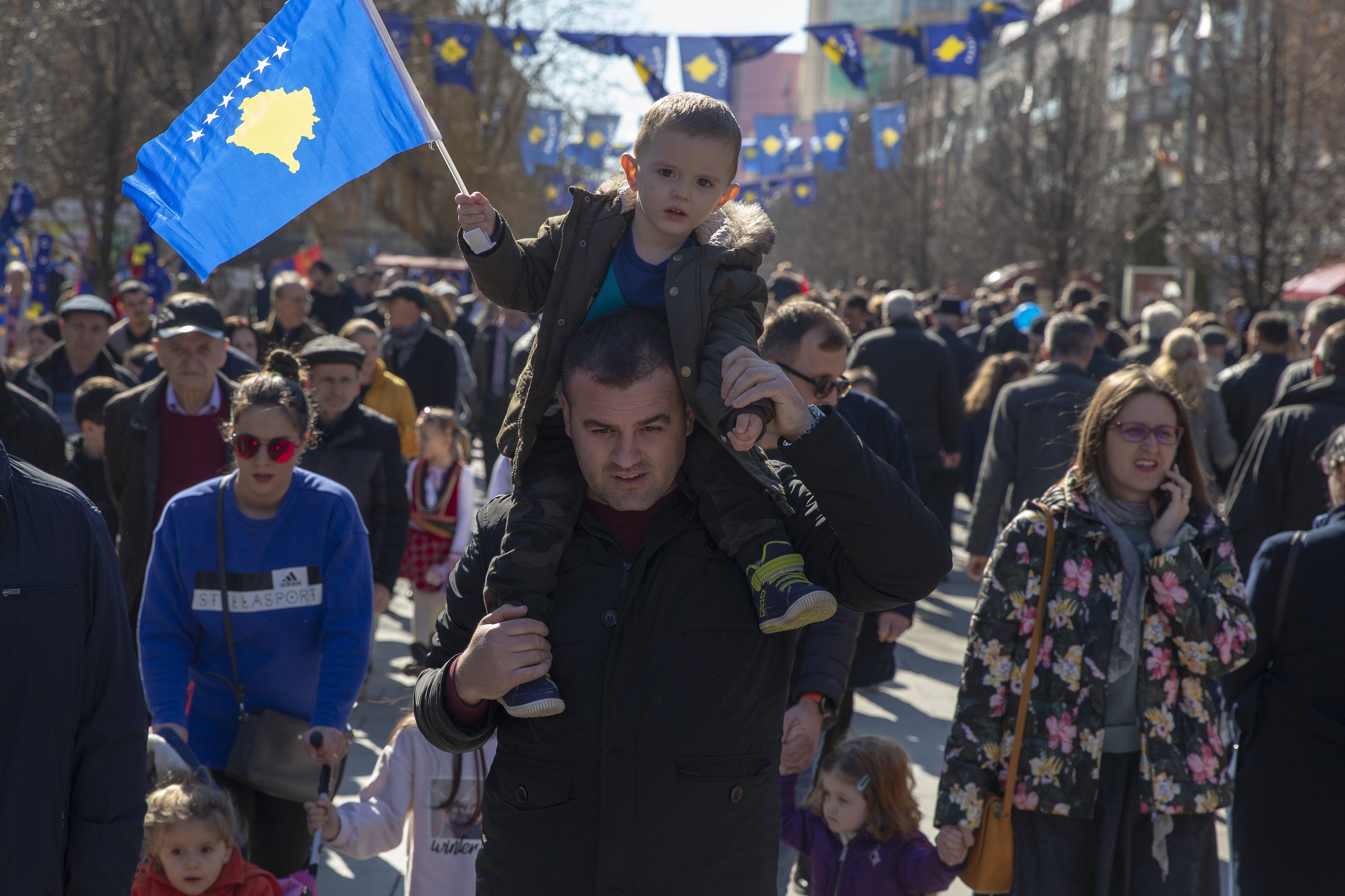 Parlamento de Kosovo reelege Albin Kurti como primeiro-ministro, mas crise política continua