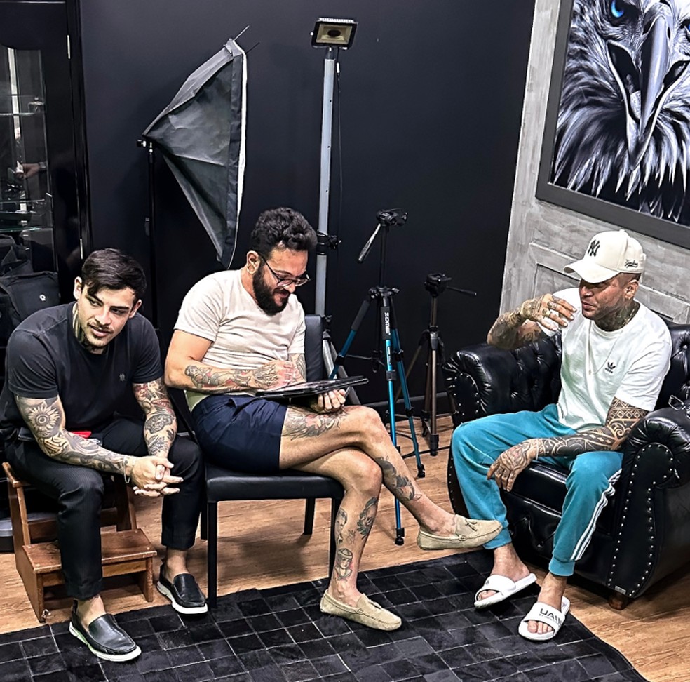 Igor Kannário ao lado de tatuadores do estúdio Capone Club, em Salvador — Foto: Capone Club