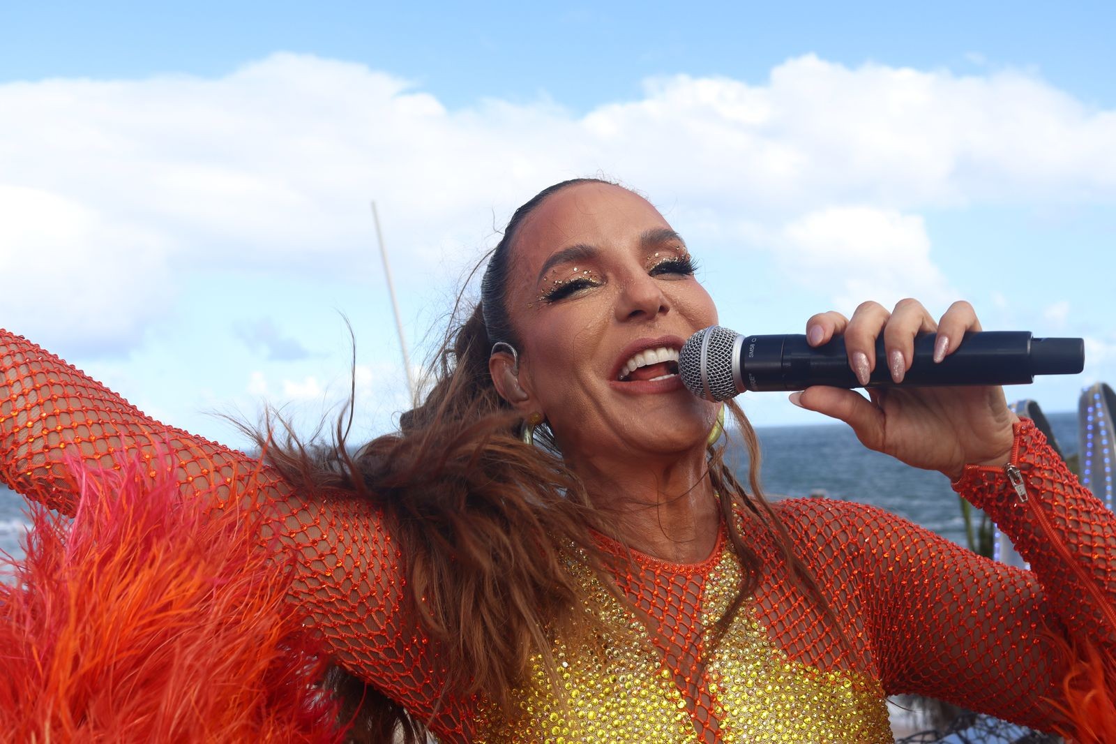 Ivete Sangalo destaca atenção com foliões ao puxar trio elétrico em Salvador: 'Coordenador da grande loucura'