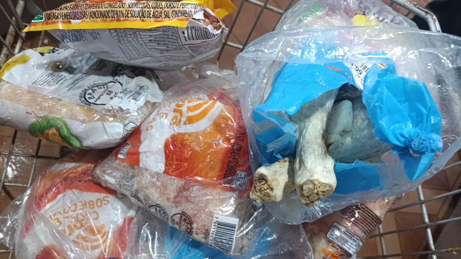 Fiscalização do Procon encontra alimentos vencidos há quase 1 ano à venda em Oiapoque 