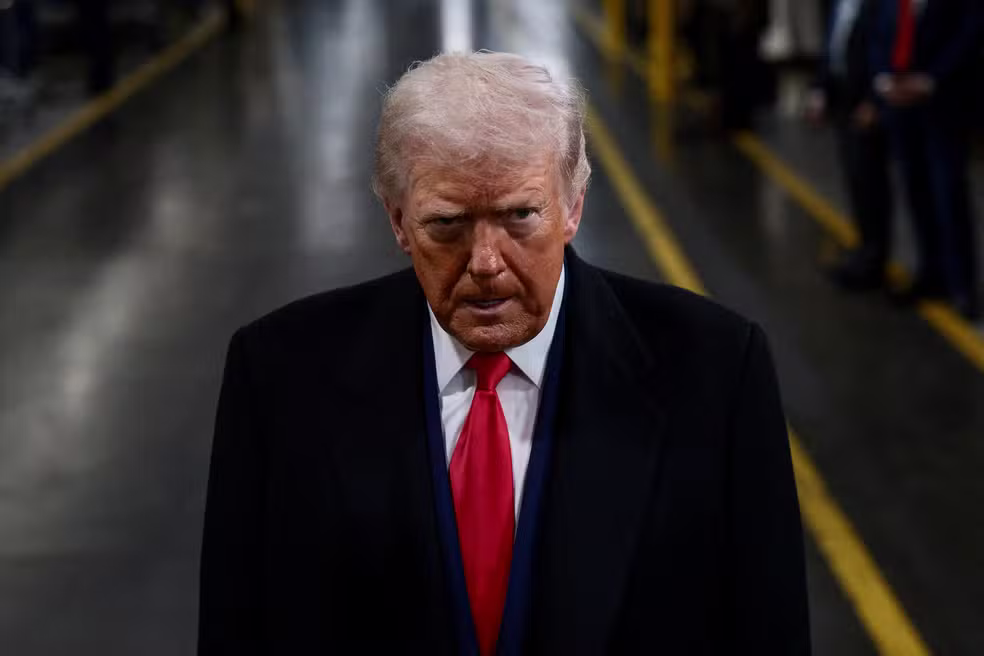 O presidente Donald Trump visita uma montadora de veículos em 13 de janeiro de 2026 — Foto: REUTERS/Evelyn Hockstein