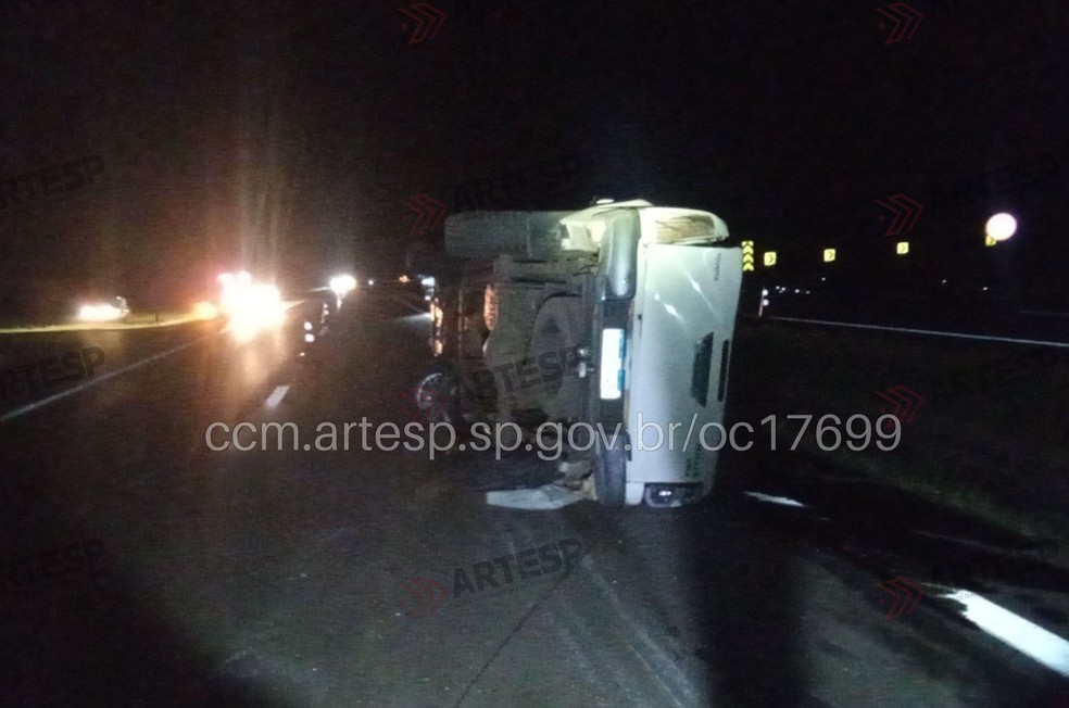 Acidente na SP-340 matou casal de namorados em Casa Branca — Foto: CCI Artesp