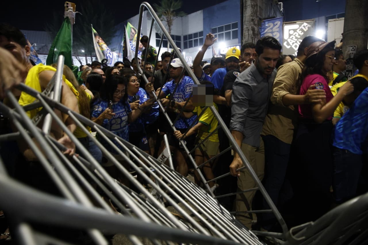 Tumulto marca encerramento de evento político de Flávio Bolsonaro em Fortaleza​‌​