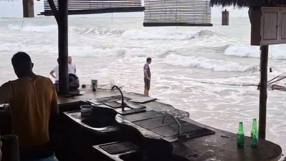 Avanço do mar atinge barraca de praia em Flecheiras, no Trairi, litoral do Ceará. — Foto: Reprodução
