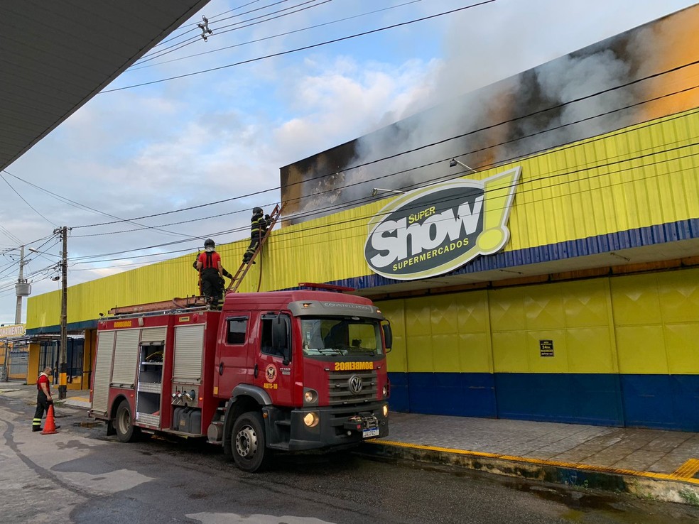 Corpo de Bombeiros combate incêndio em supermercado na Zona Sul de Natal — Foto: Gustavo Brendo/Inter TV Cabugi