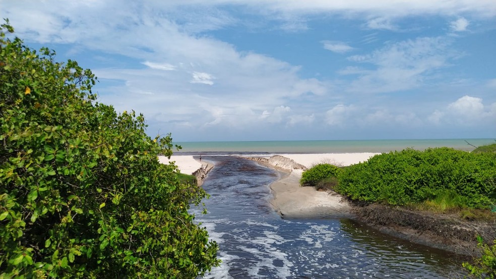 Trecho em que o rio Jaguaribe desagua no mar, na praia do Bessa, em João Pessoa — Foto: Yanka Oliveira / TV Cabo Branco