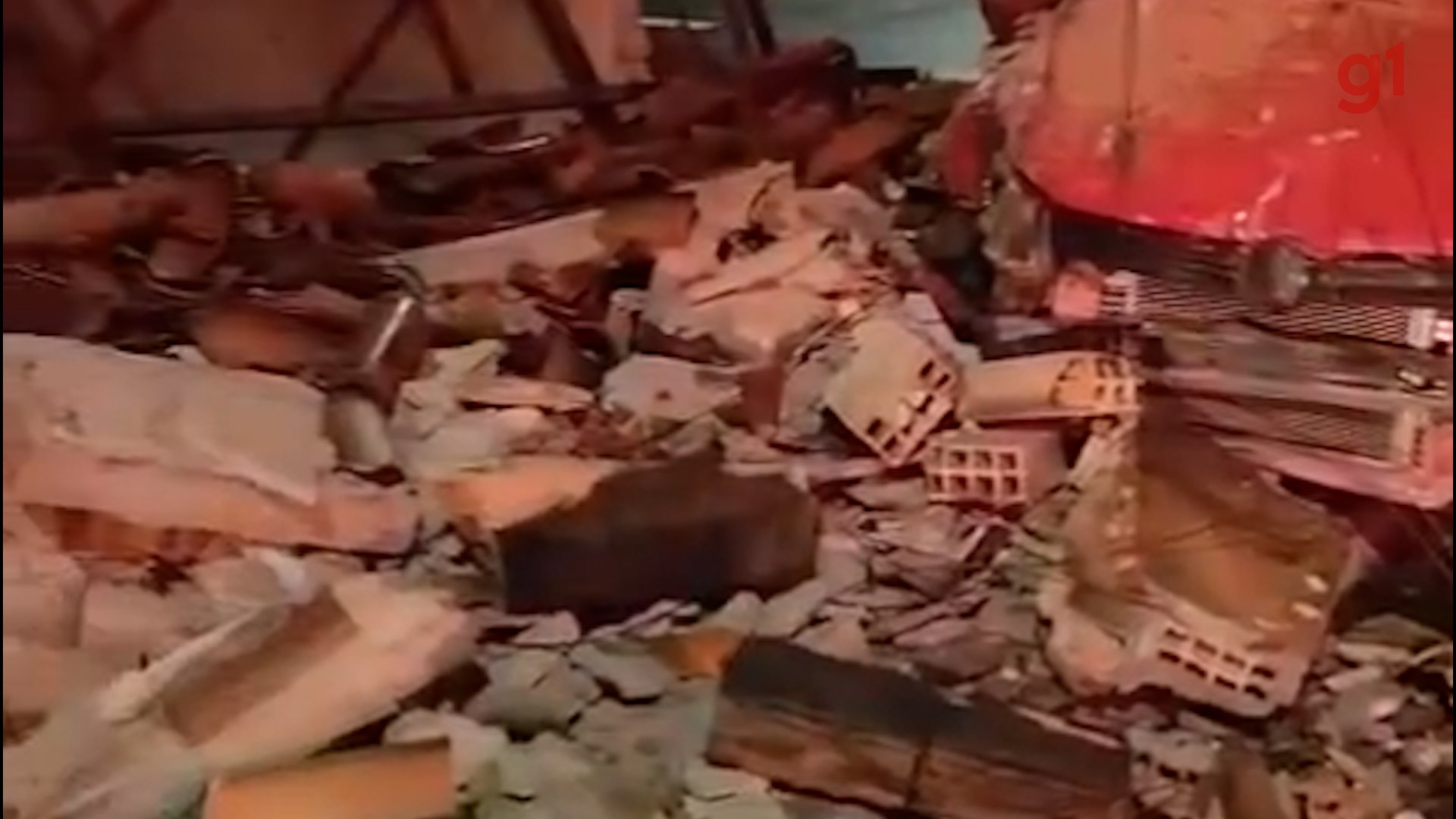 Motorista bate em moto e destrói muro de residência em Imperatriz