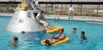 Os membros da tripulação principal anunciados pela NASA para o primeiro voo tripulado da Apollo 1 praticam procedimentos de saída na água em uma piscina na Ellington Air Force Base. — Foto: Reprodução/Nasa