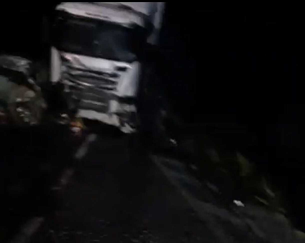Duas pessoas morrem em acidente entre carro e caminhão em Barra do Piraí