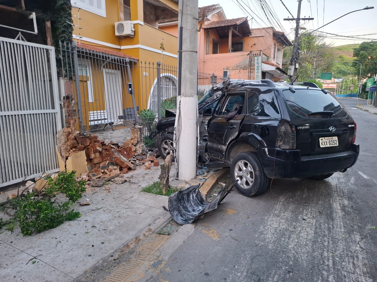 Homem e cachorro morrem após carro bater em poste e muro de casa em Barra do Piraí